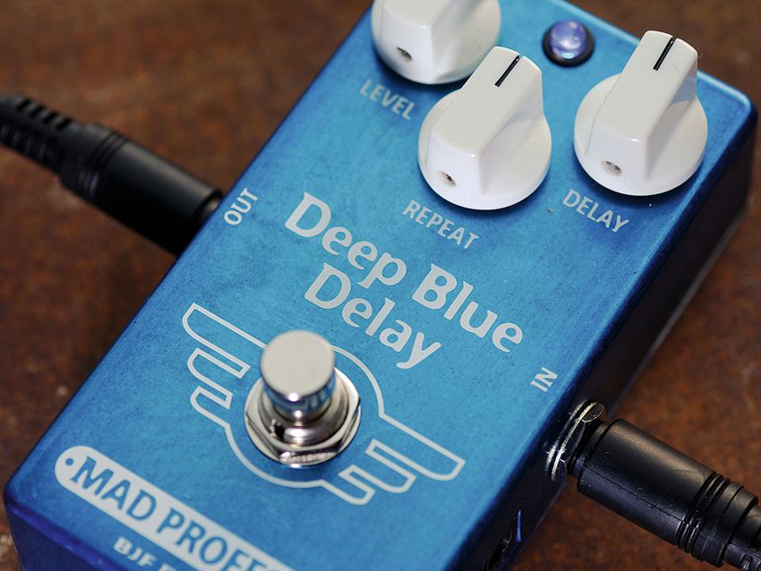 普及品MAD PROFESSO　Deep Blue Delay ギター