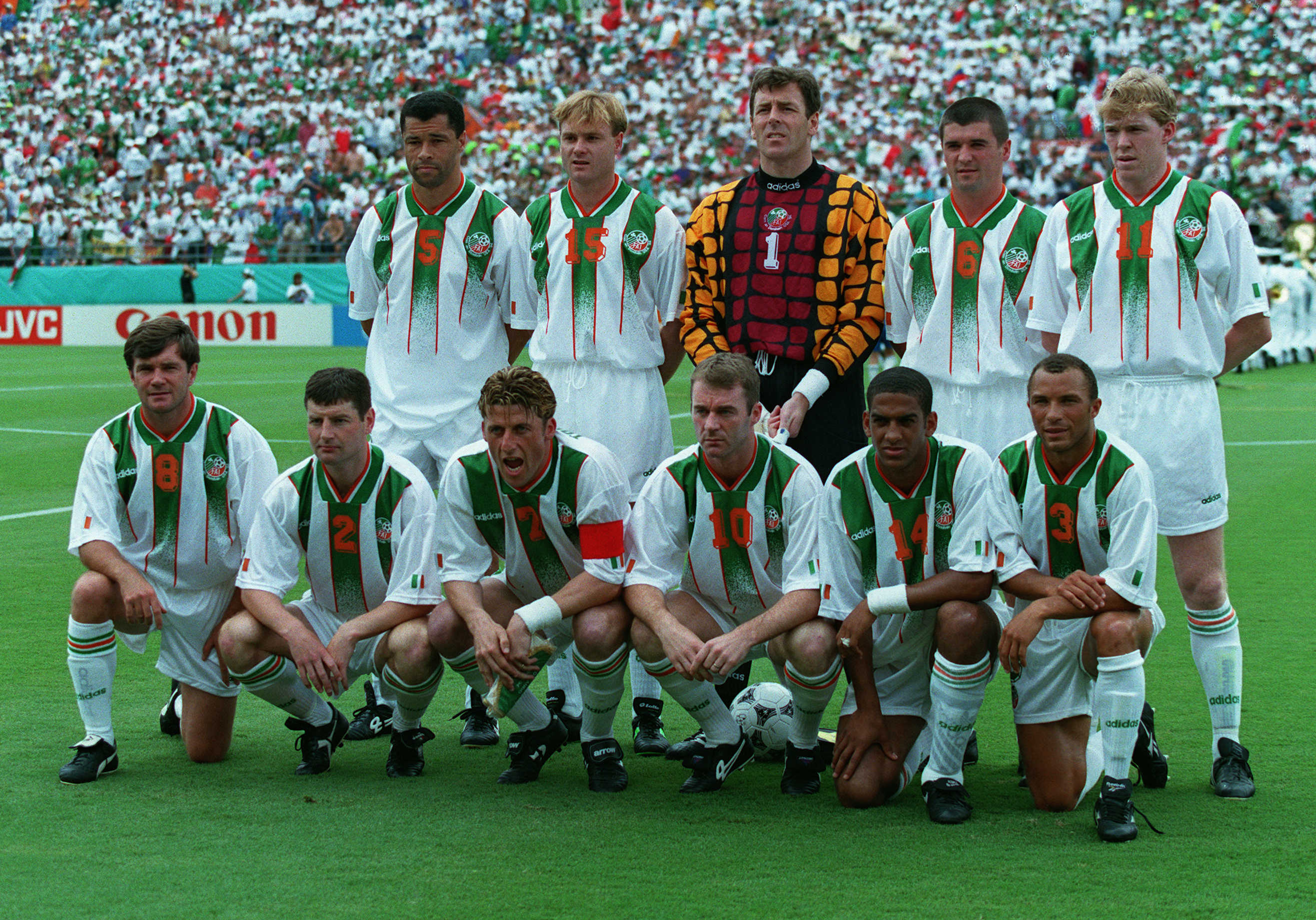 FLORIDA, UNITED STATES - June 24: Republic Of Ireland Team Group (br) Paul Mcgrath, Tommy Coyne, Packie Bonner, Roy Keane, Steve Staunton, (fr) Ray Houghton, Denis Irwin, Andy Townsend, John Sheridan, Phil Babb, Terry Phelan before the FIFA World Cup Finals Group E match between Mexico and Republic Of Ireland at Citrus Bowl In Orlando on June 24, 1994 in Florida, United States. (Photo by Stewart Kendall/Sportsphoto/Allstar via Getty Images)