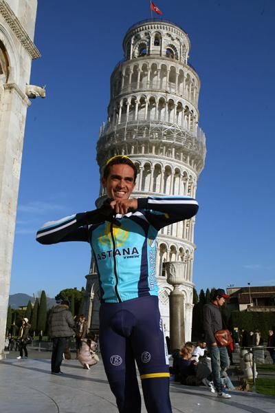 Alberto Contador strikes a pose in front of the Leaning Tower of Pisa.