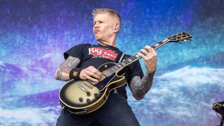 Bill Kelliher performs live with Mastodon using his Silverburst Les Paul Custom.
