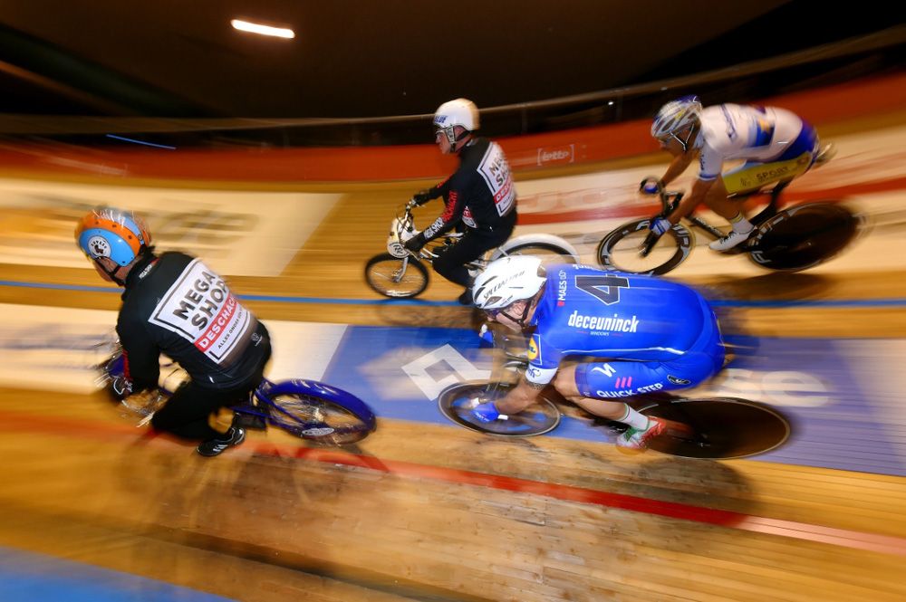 Elia Viviani edges clear in the derny race