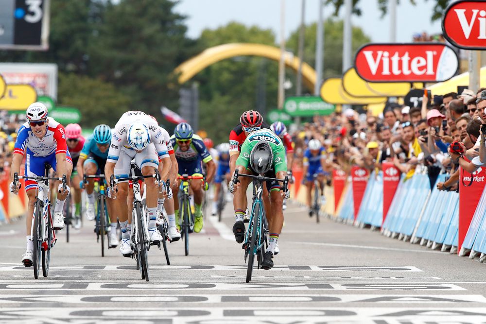Peter Sagan throws his bike for the line ahead of Alexander Kristoff