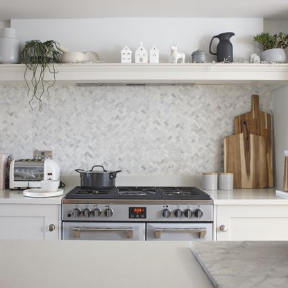 grey kitchen tile splashback
