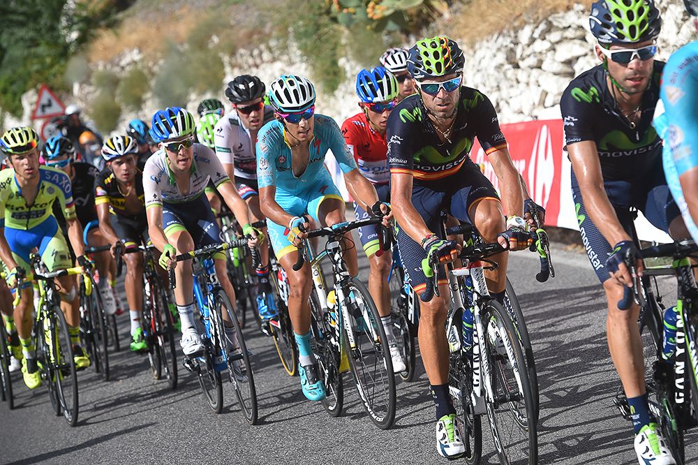 The GC group takes shape on the final climb.