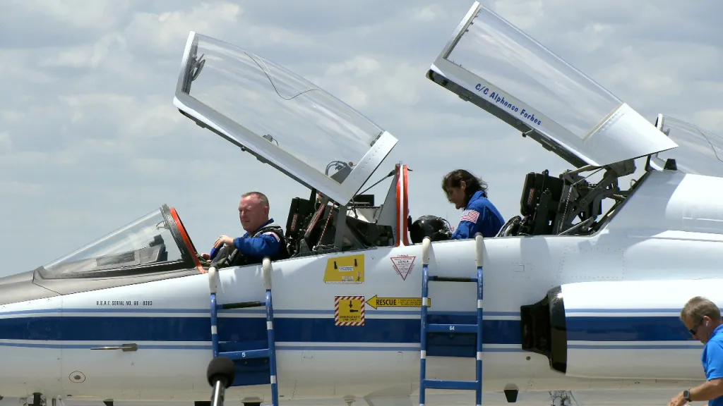 Astronot Uji Penerbangan Kru Boeing Butch Wilmore (kiri) dan Sonny Williams, keduanya dari NASA, tiba di Kennedy Space Center milik badan tersebut di Florida pada 25 April dengan menaiki T-38 sebelum peluncuran mereka.