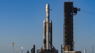 Ένας πύραυλος Falcon Heavy της SpaceX που μεταφέρει τον δορυφόρο ViaSat-3 και άλλα ωφέλιμα φορτία βρίσκεται στην κορυφή του Pad 39A στο Διαστημικό Κέντρο Κένεντι της NASA στη Φλόριντα για εκτόξευση στις 26 Απριλίου 2023.
