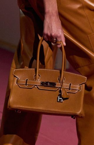 Detaillierte Bilder von Handtaschen auf dem Hermes-Laufsteg Frühjahr/Sommer 2025