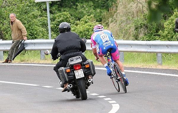 Mirco Lorenzetto (Lampre) gets buzzed by the moto.