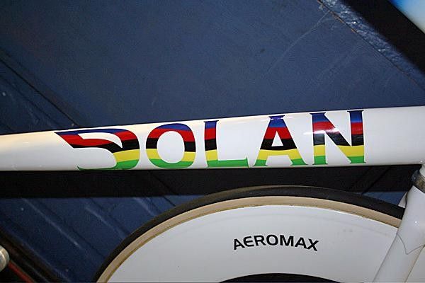 Wiggins' massive down tube changes shape on the way down