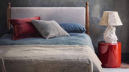 Pilling sheets - Blue and neutral bedroom with red cushion and white lamp