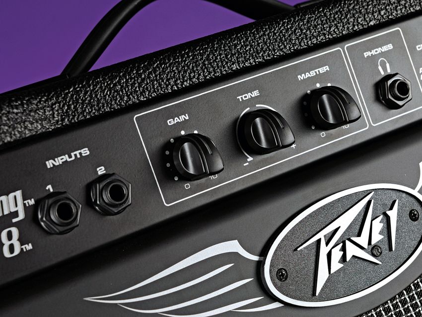 Three mini chicken head knobs adjust gain, tone and master volume