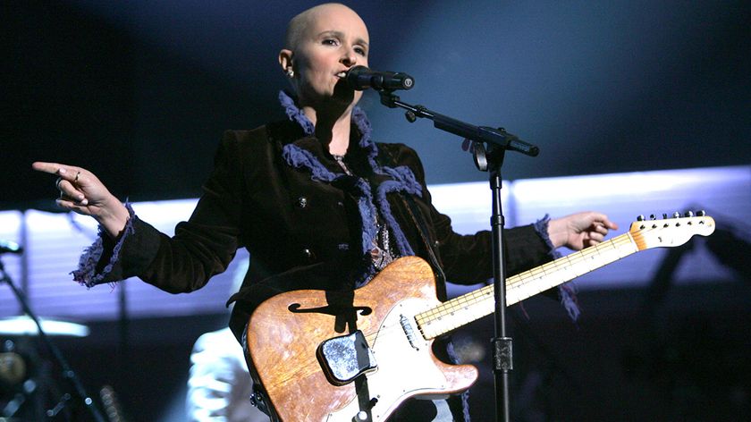 Melissa Etheridge plays a Fender Thinline Telecaster and performs &quot;Piece of My Heart&quot; at the 2005 Grammys