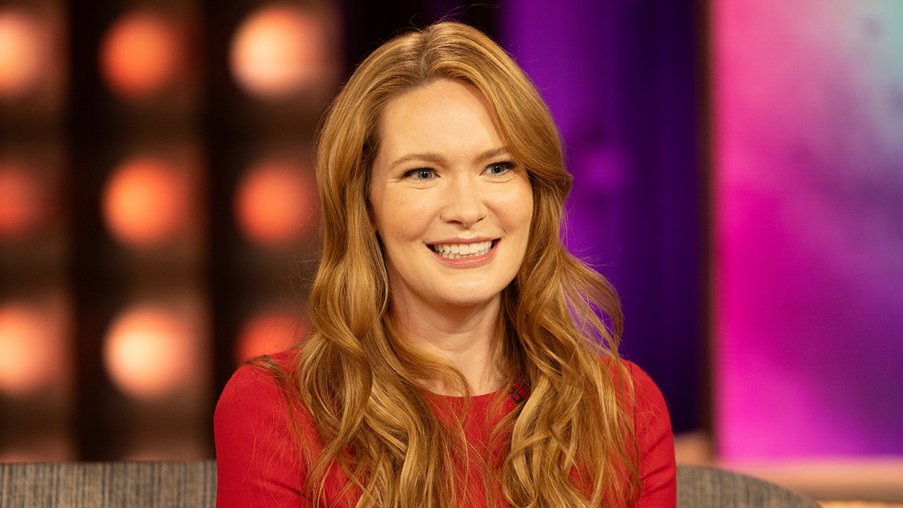 THE KELLY CLARKSON SHOW -- Episode 7I076 -- Pictured: Sarah J. Maas