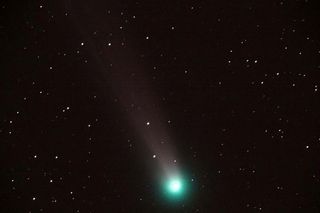 Avid Stargazer Snaps Image of Beautiful Comet Lovejoy