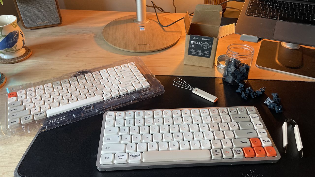 A few shots of the Lofree Flow84 mechanical keyboard.