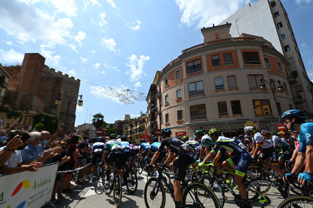 ALTO DE LA MONTAA DE CULLERA SPAIN AUGUST 19 A general view of the Peloton and Chris Hamilton of Australia and Team DSM passing through Requena City prior to the 76th Tour of Spain 2021 Stage 6 a 1583km stage from Requena to Alto de la Montaa de Cullera 184m lavuelta LaVuelta21 on August 19 2021 in Alto de la Montaa de Cullera Spain Photo by Stuart FranklinGetty Images