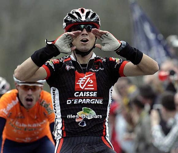 Alejandro Valverde (Caisse d'Epargne) celebrates