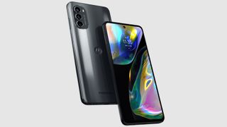 Moto G82 5G in schwarz in der Vorder- sowie Hinteransicht