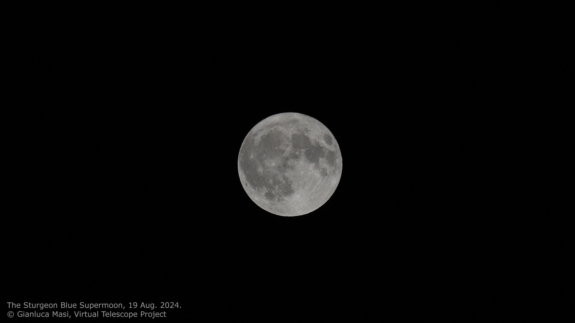 Lua totalmente iluminada no fundo preto do céu.