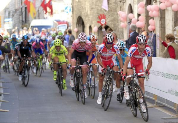 Daniel Moreno Fernandez (Katusha Team) sets the pace for Rodriguez