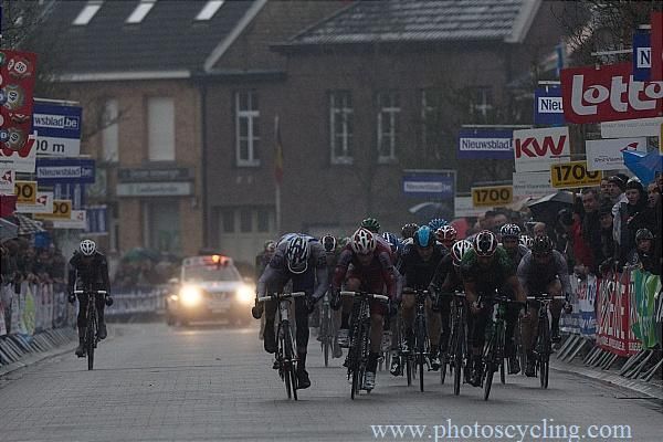 A 56-strong front group arrived to vie for stage honours.