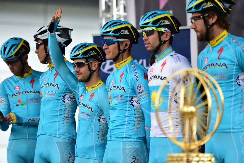The Astana team is presented to the crowd