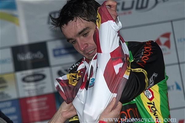 Baptiste Planckaert (Landbouwkrediet - Euphony) dons the sprint classification jersey.