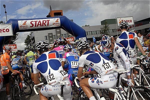 Fran&ccedil;aise des Jeux's riders looked relaxed on the start line.
