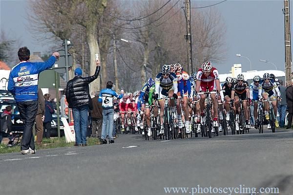 The feed zone goes ignored by the peloton