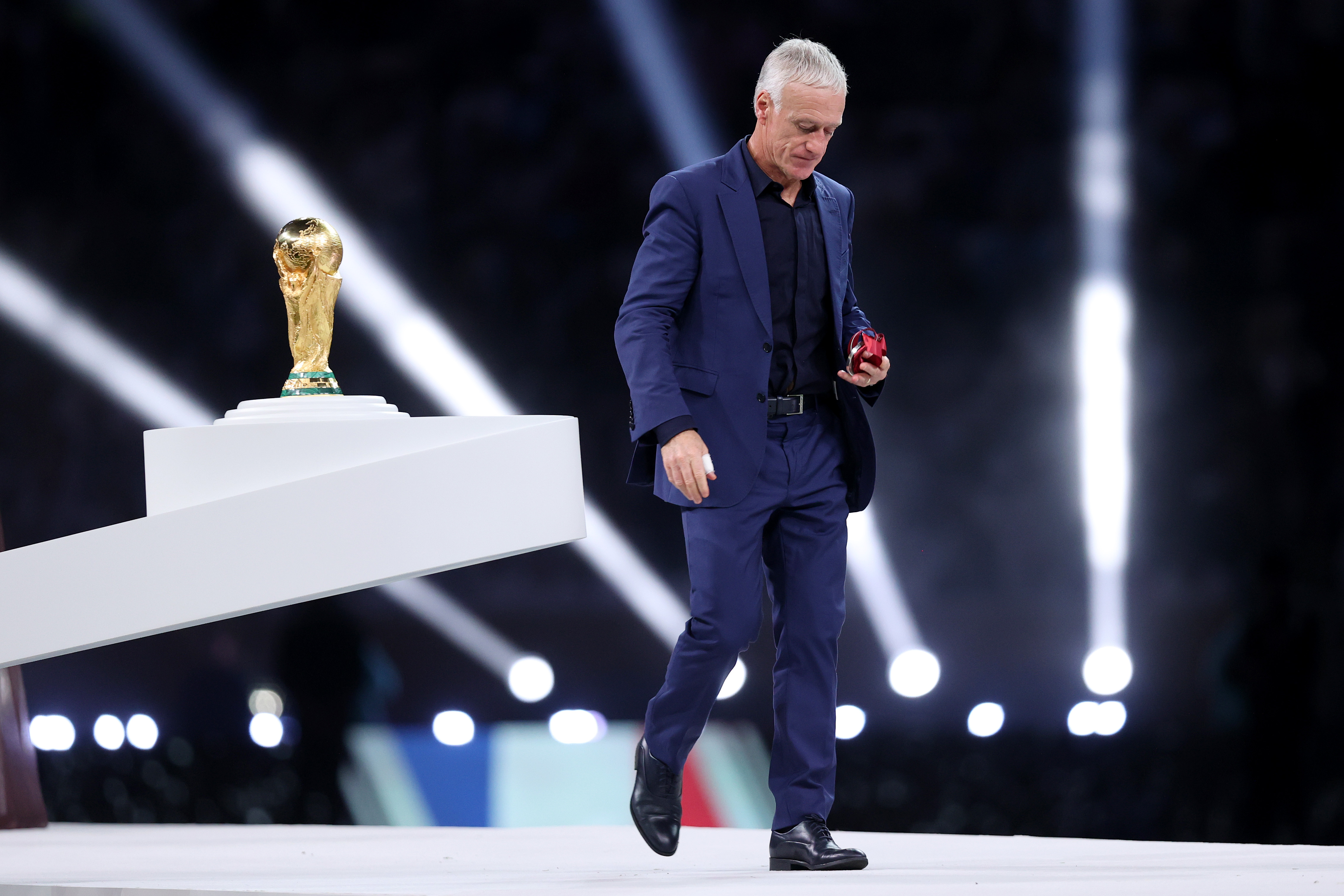 Frankreichs Trainer Didier Deschamps holt sich nach der Endniederlage der Weltmeisterschaft 2022 gegen Argentinien in Katar seine Vizemeistermedaille.