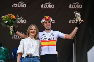 2025 Itzulia Basque Country: albeit 18 hours late at the stage 5 start, Alex Aranburu receives his stage 4 trophy