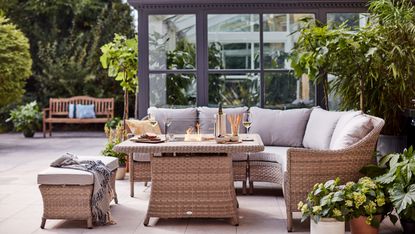 garden table ideas: dobbies 