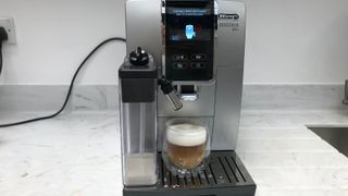 De'Longhi Dinamica Plus making a latte