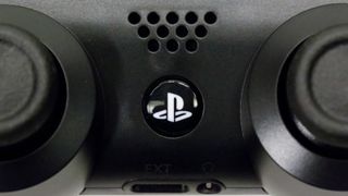 PS4 DualShock 4 tæt på med PS4-knap i centrum