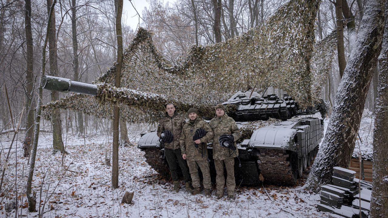 Ukrainian soldiers prepare to enter Russia&#039;s Kursk region