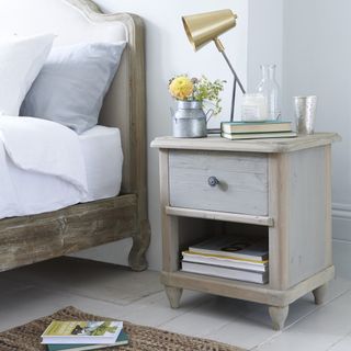 Loaf polder bedside table with a lamp, books and flowers