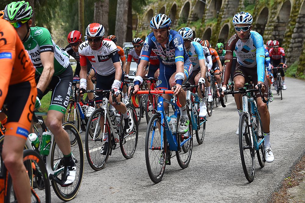 The peloton in actions during stage 1.