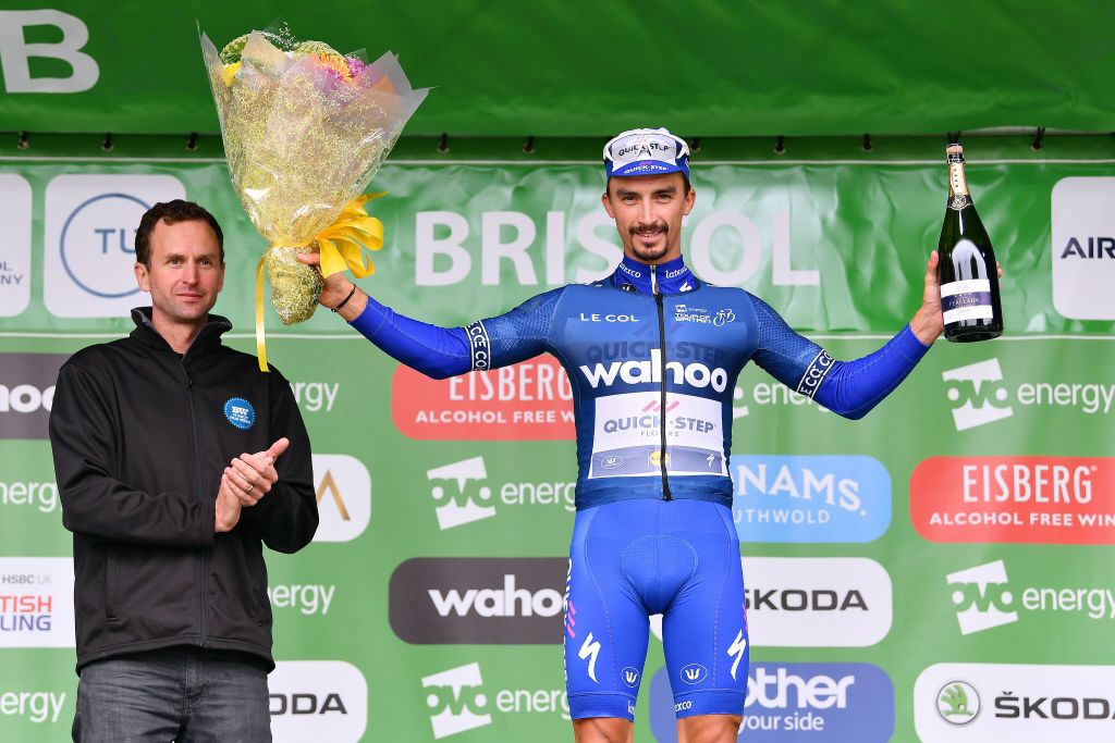 Julian Alaphilippe's sprint jersey is a perfect match