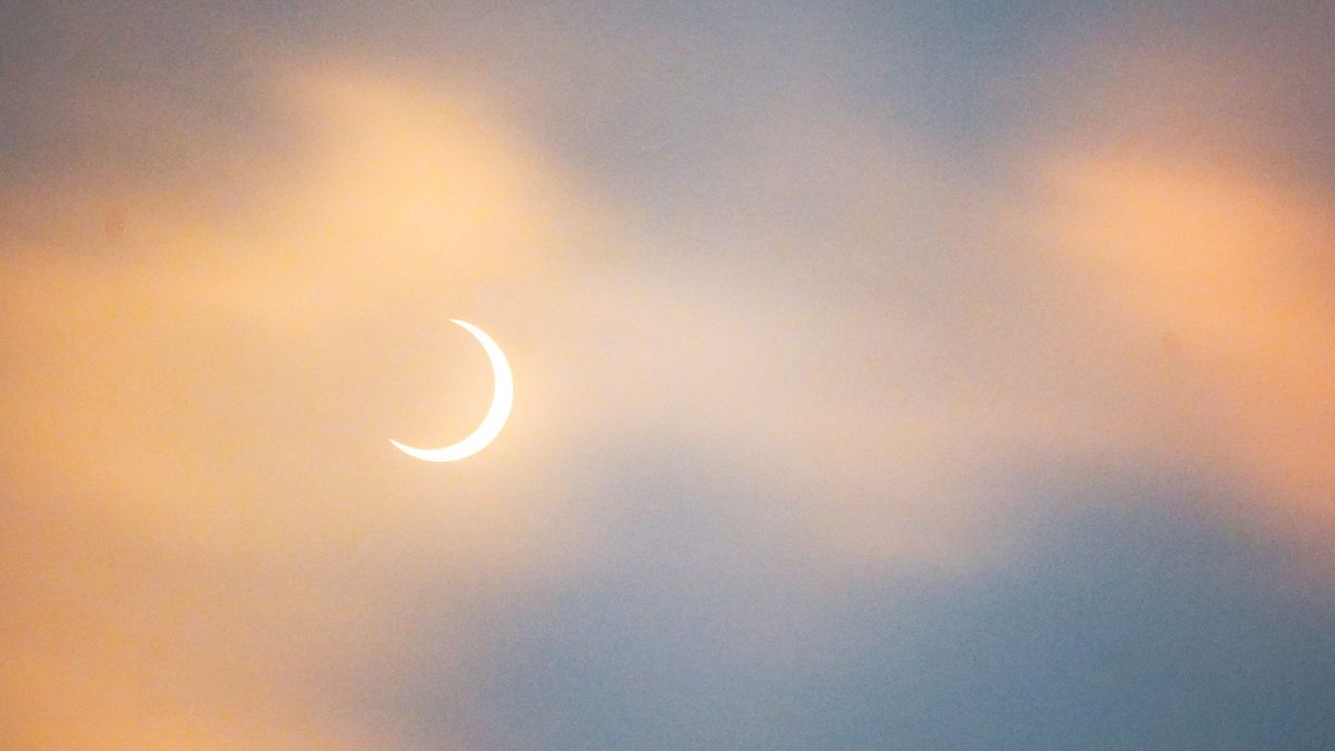 O fotografie a unei eclipse solare parțiale văzute de la El Salvador