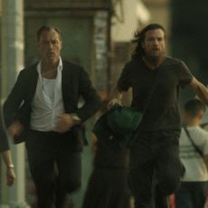 jude law and jason bateman play brothers jake and vince running through new york in black rabbit
