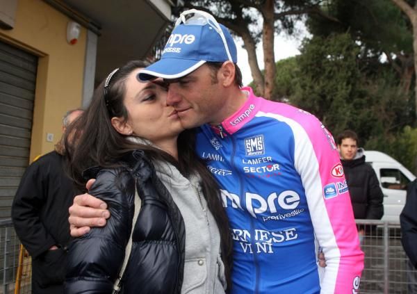 Alessandro Petacchi (Lampre) receives congratulations from Anna Chiara