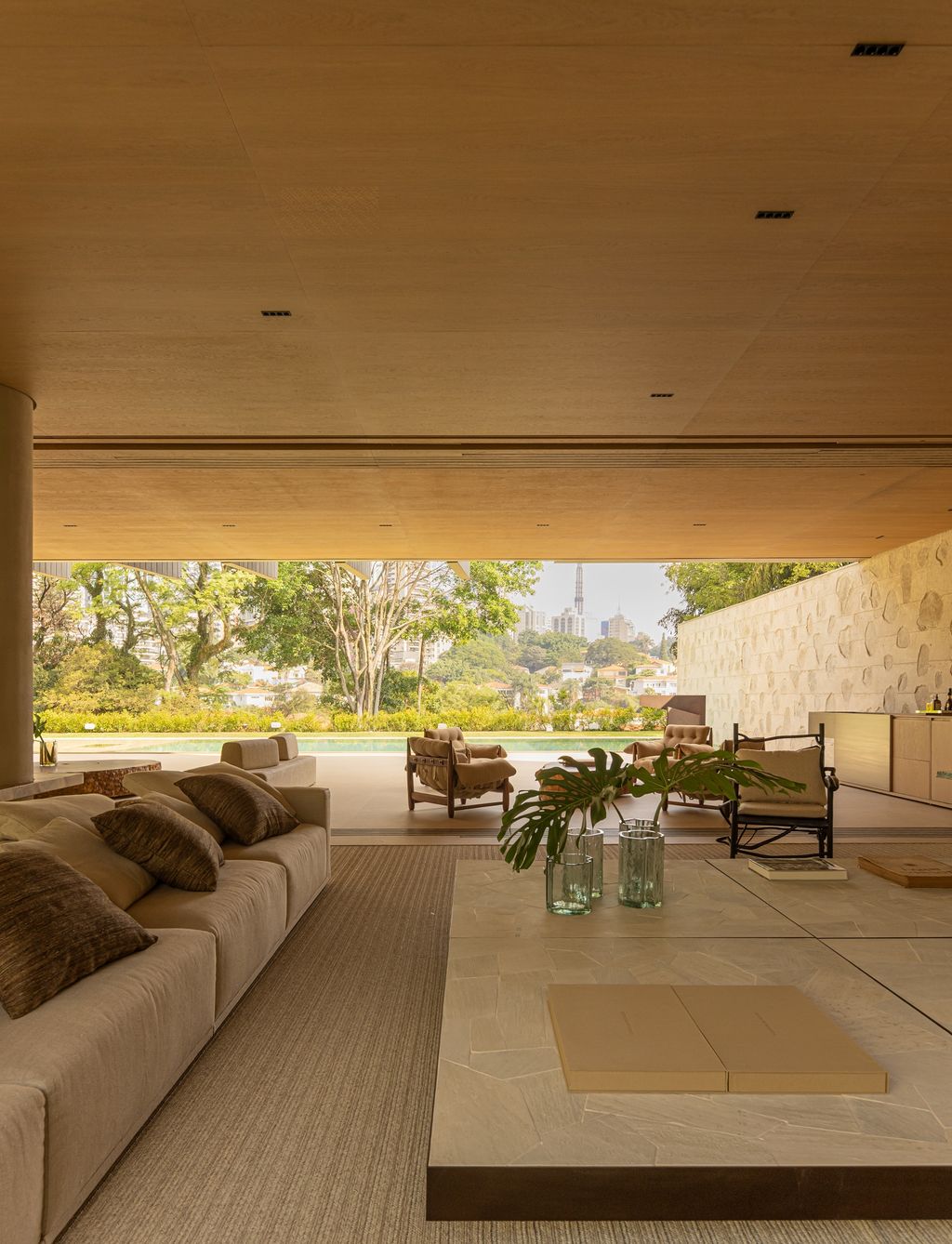 Tour Pacaembu House by Arthur Casas in Brazil | Wallpaper