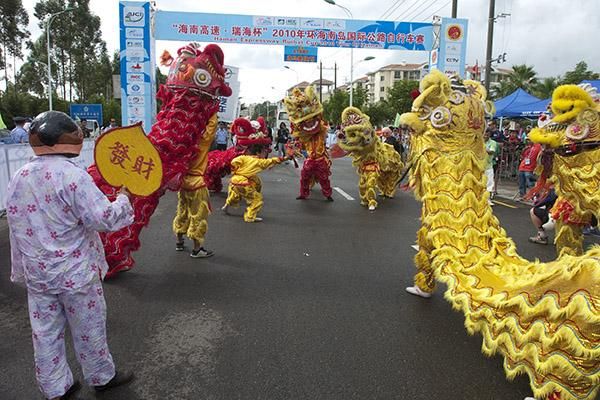 Chinese dragons perform on the start line in Wenchang for stage five.