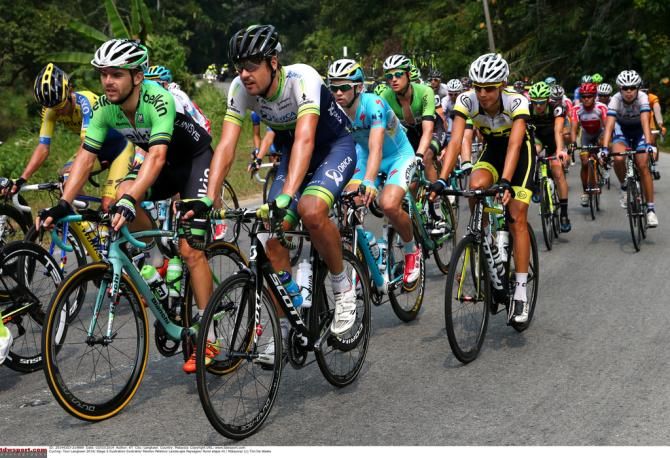 The bunch makes its way through a corner on Stage 5
