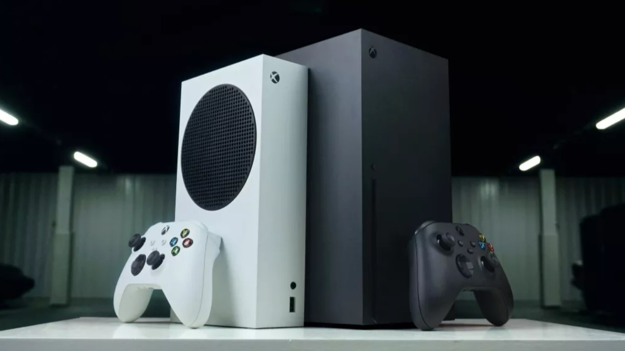 Xbox Series S getoond naast Xbox Series X-consoles, naast elkaar