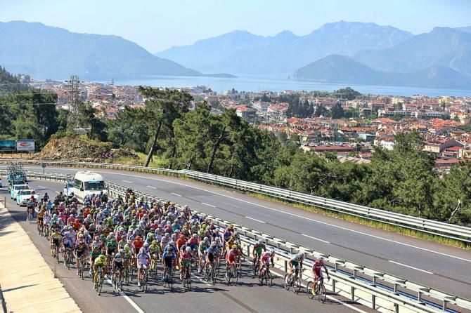 The peloton in the Tour of Turkey