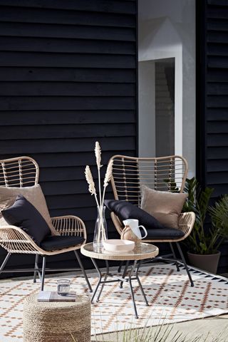 Niksen-friendly style - Habitat outdoor wicker seating on patio
