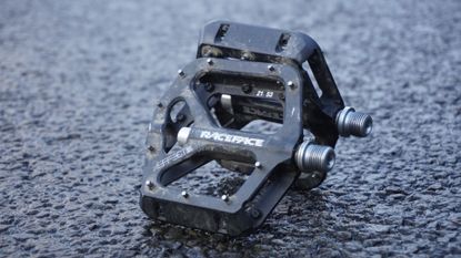 Image shows the Raceface Aeffect Flat Pedals