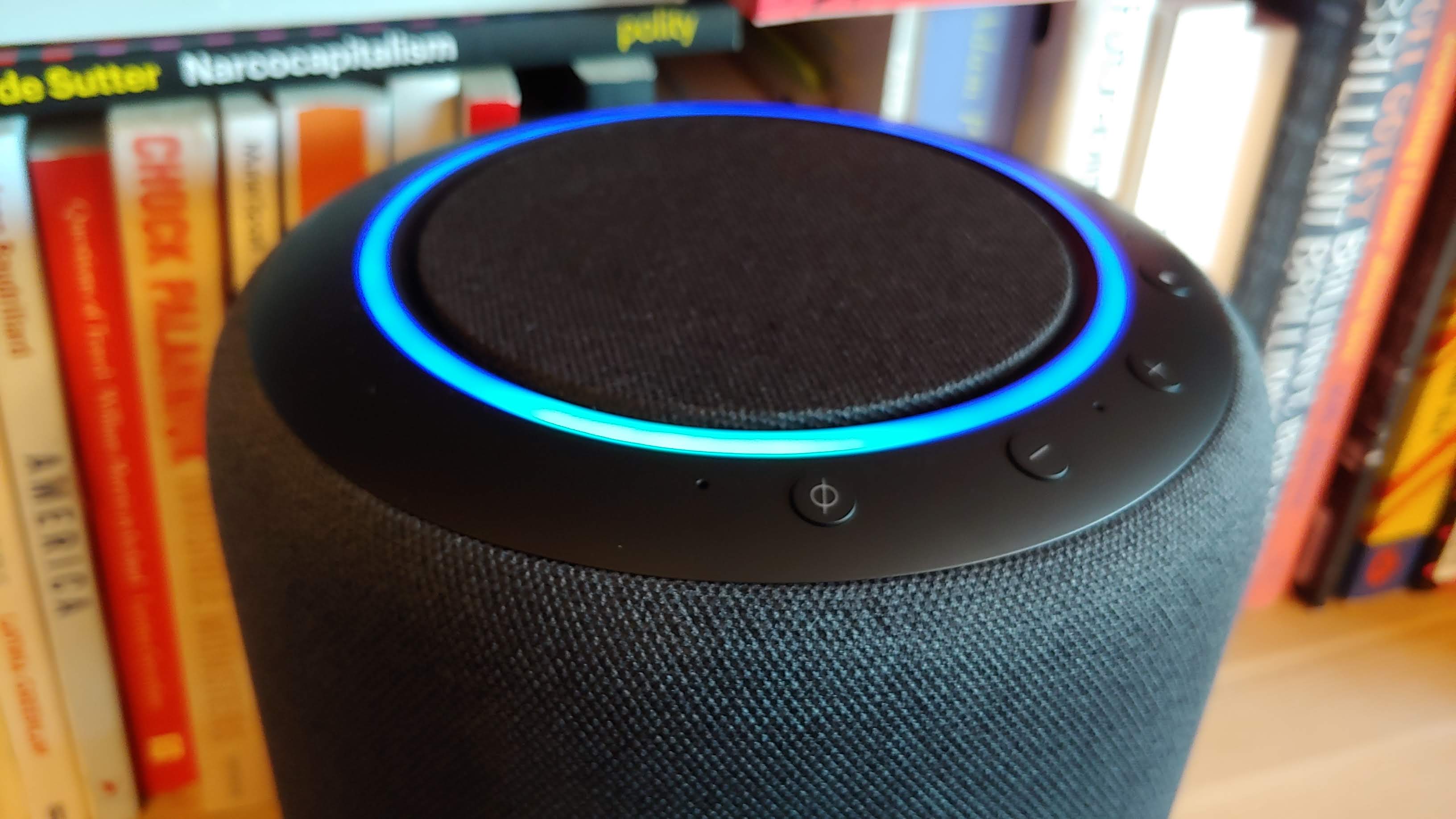 here-s-the-real-reason-amazon-added-a-smile-logo-to-the-echo-buds-2