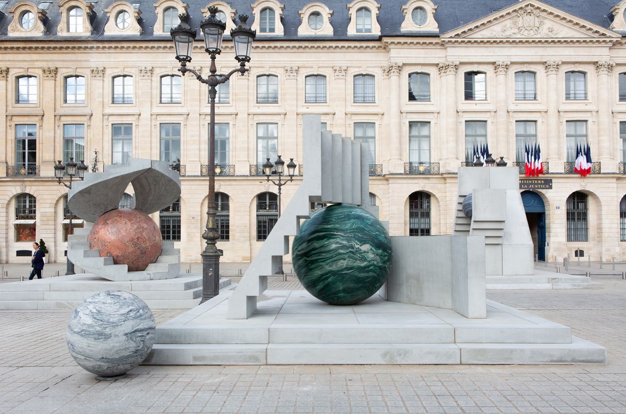 Alicja Kwade, Au cours des mondes, 2022, installation view at Place Vendôme